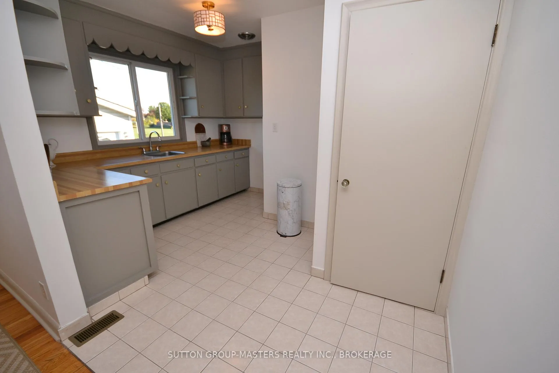 Photo 22 of 29 Brant Avenue, Kingston, East of Sir John A. Blvd — HOMEH