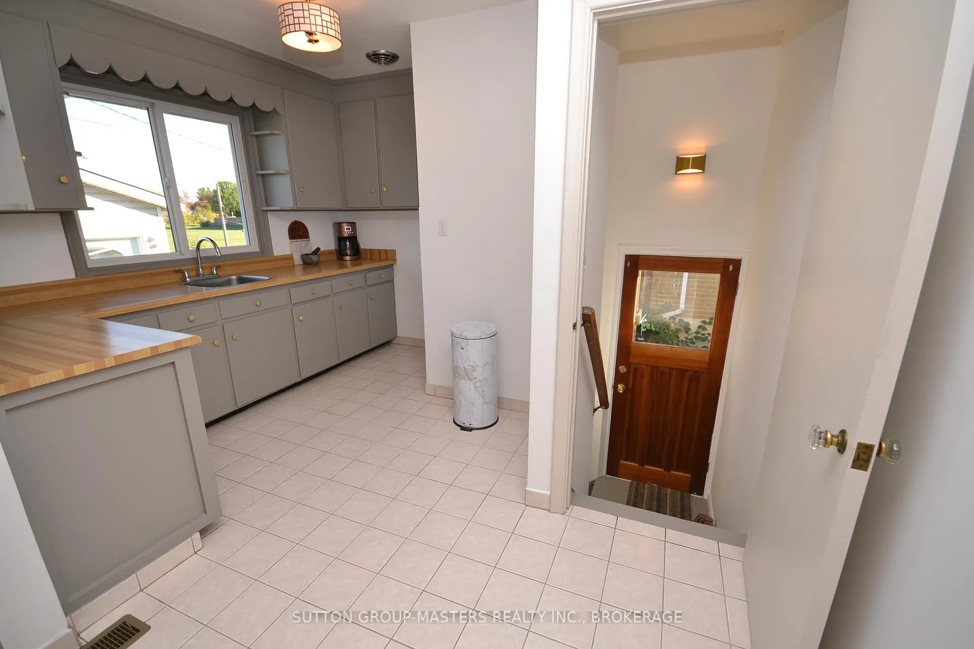 Photo 26 of 29 Brant Avenue, Kingston, East of Sir John A. Blvd — HOMEH