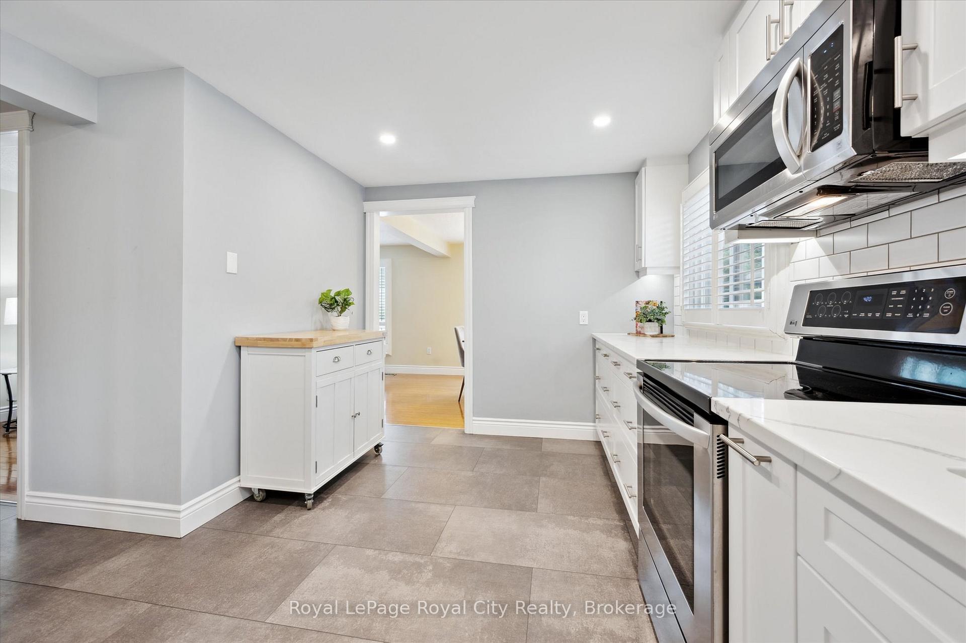 Photo 20 of 407 Otterbein Road, Kitchener — HOMEH