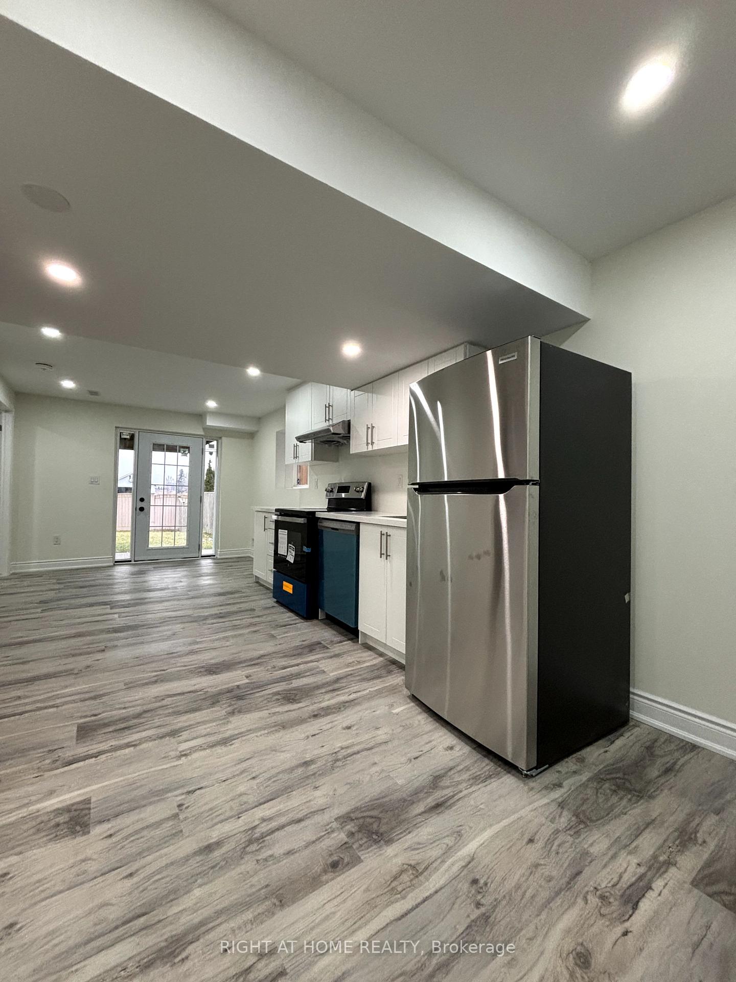 Photo 4 of 10 Harding Street, Kitchener, Larentian West — HOMEH