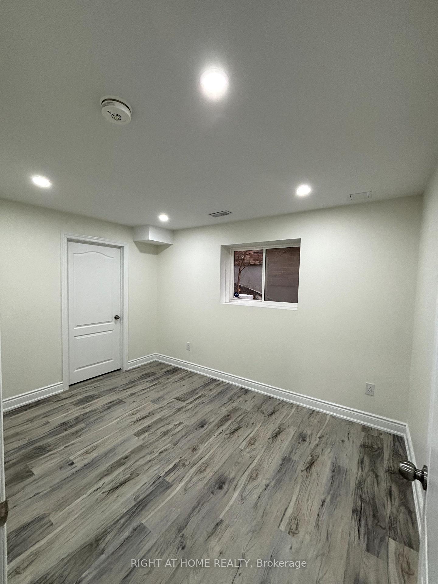 Photo 5 of 10 Harding Street, Kitchener, Larentian West — HOMEH