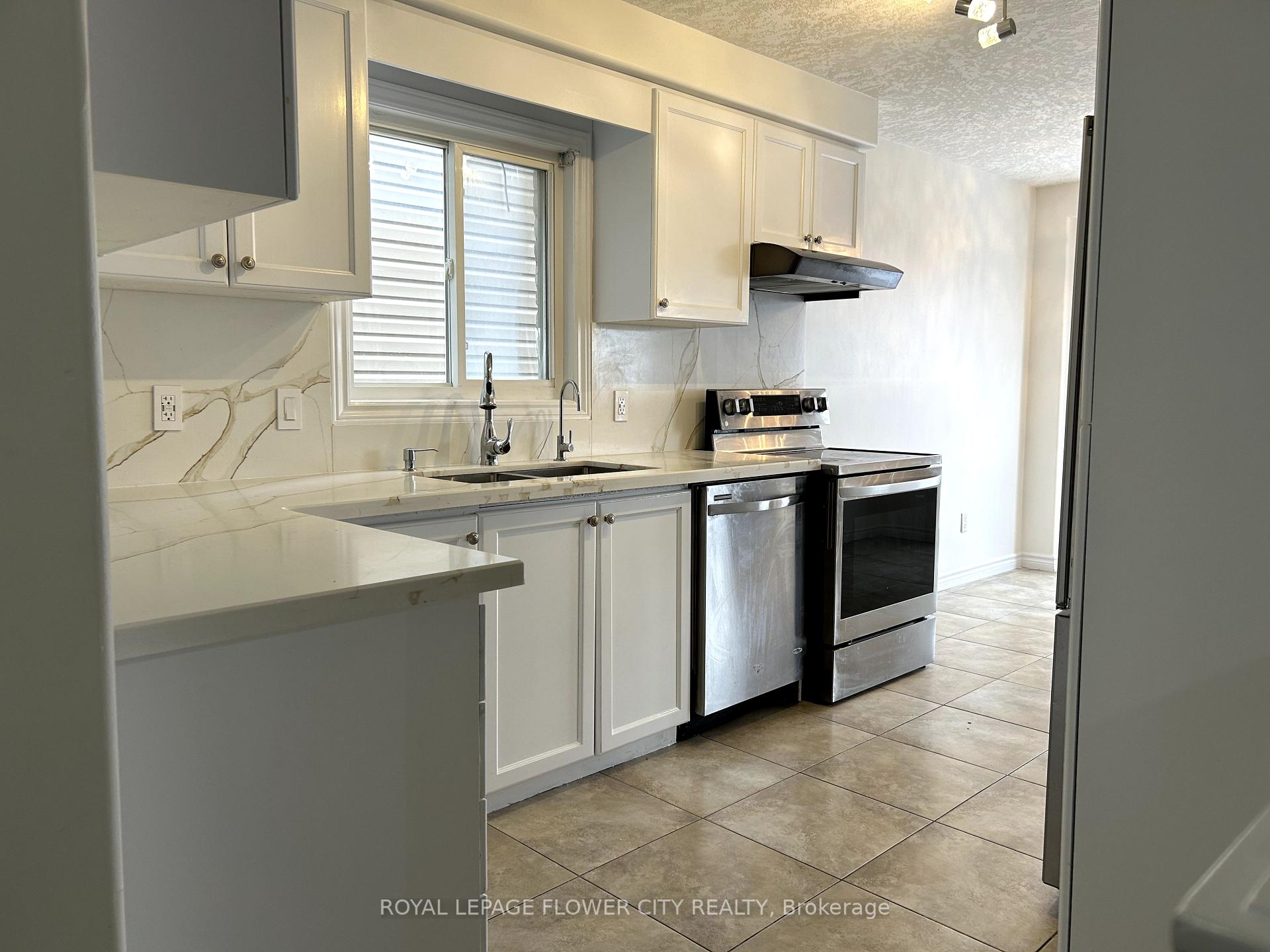 Photo 8 of 956 Bianca Court, Kitchener, Huron Park — HOMEH