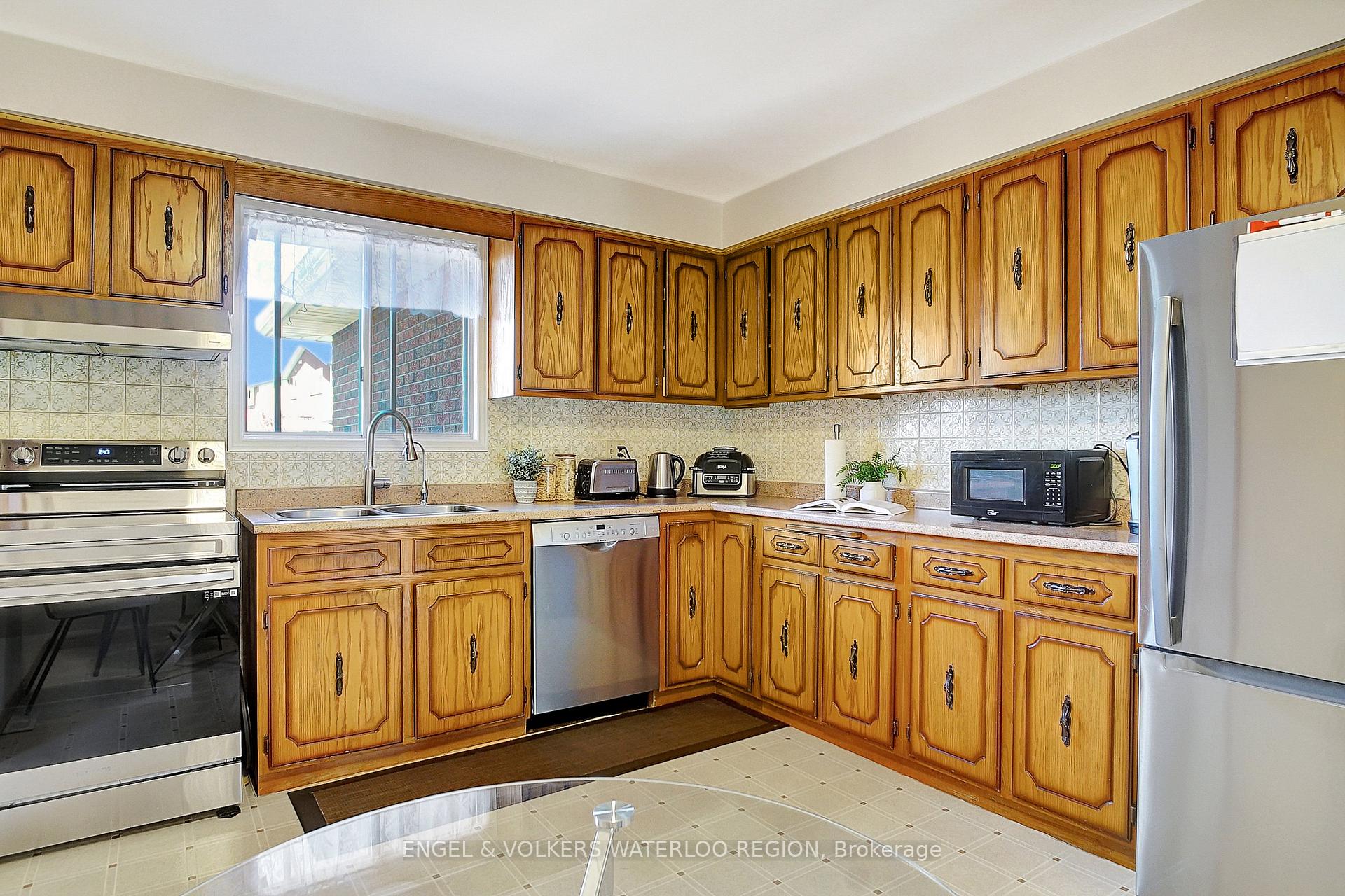 Photo 15 of 137 Wimbleton Crescent, Kitchener — HOMEH