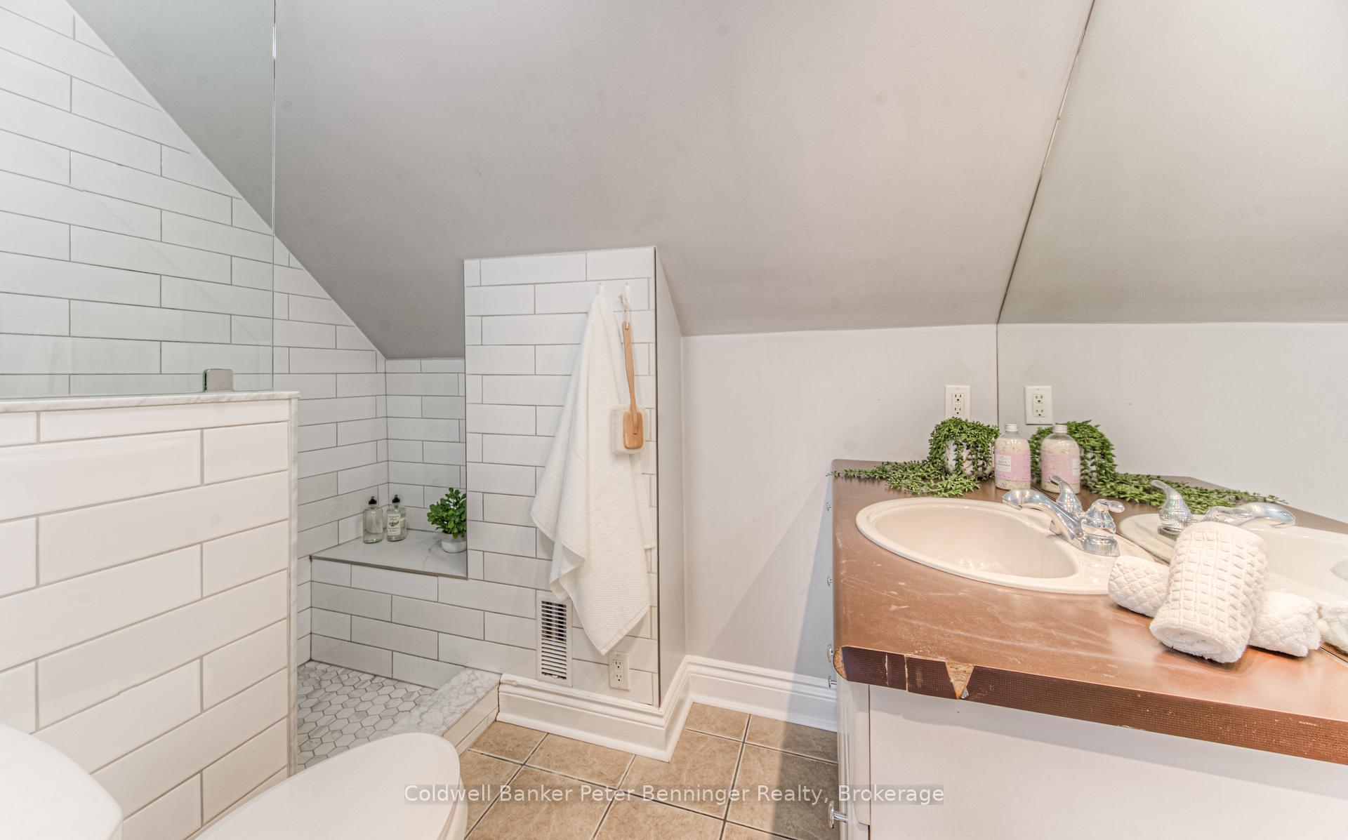 Photo 18 of 48 Ellis Avenue, Kitchener — HOMEH