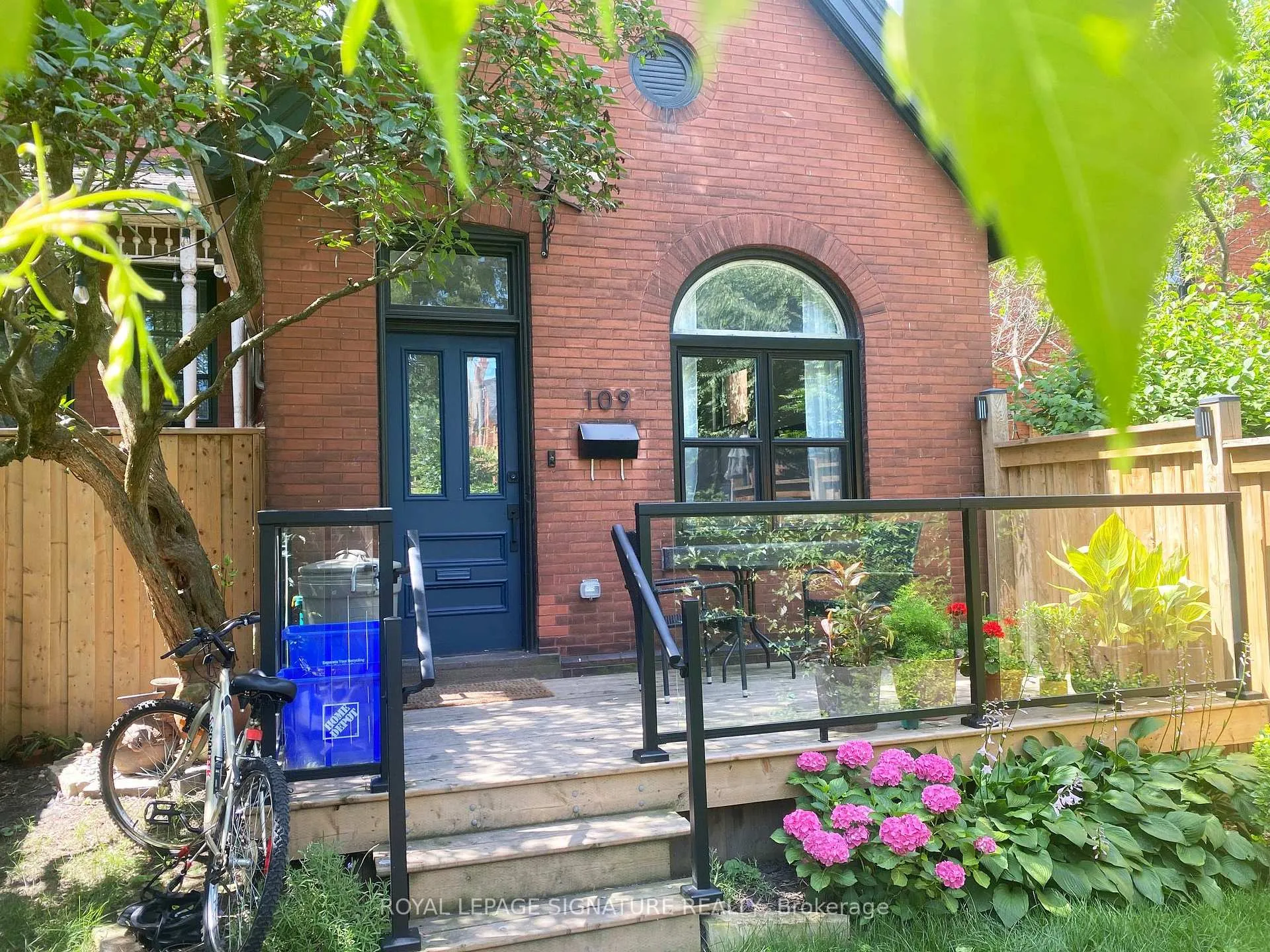 Front of 109 Charlton Avenue N