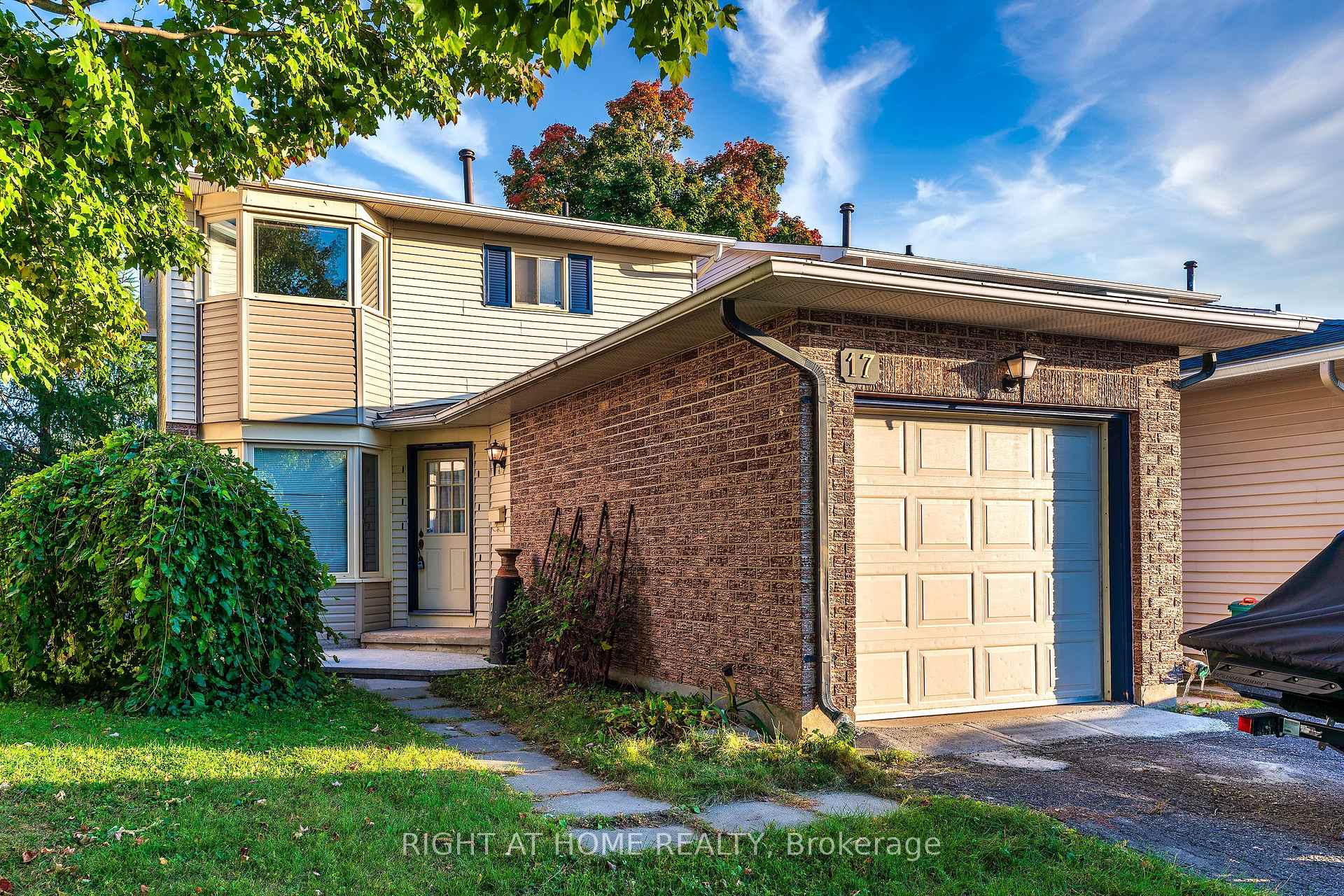 Photo 1 of 17 Gowrie Drive, Ottawa, Kanata - Glencairn/Hazeldean — HOMEH