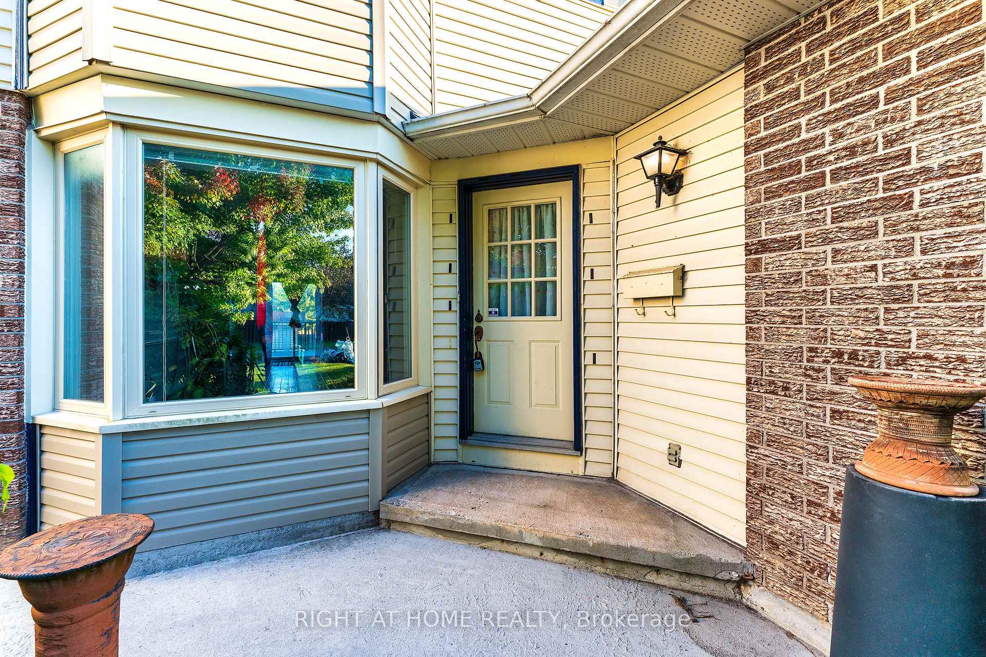 Photo 2 of 17 Gowrie Drive, Ottawa, Kanata - Glencairn/Hazeldean — HOMEH