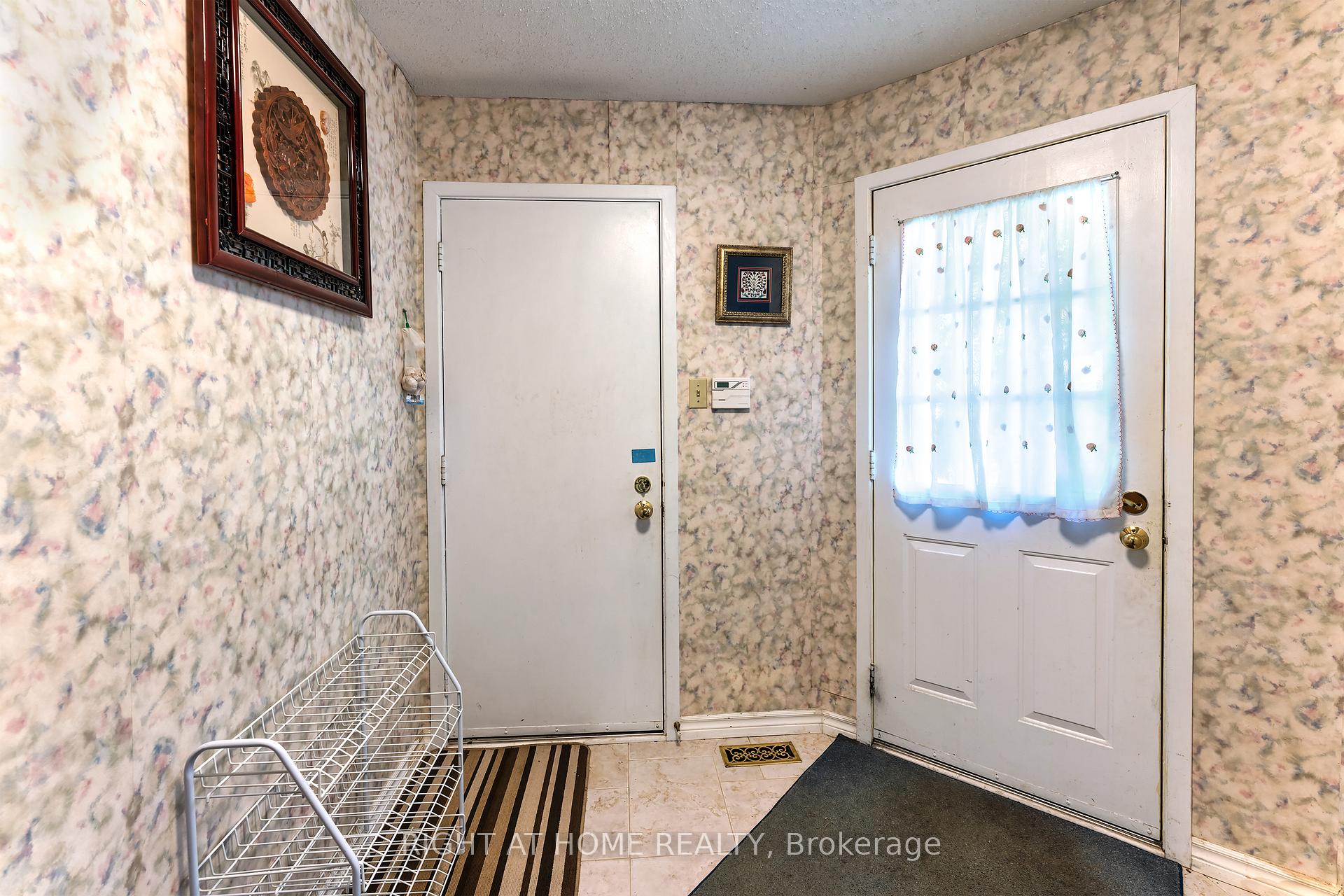 Photo 3 of 17 Gowrie Drive, Ottawa, Kanata - Glencairn/Hazeldean — HOMEH