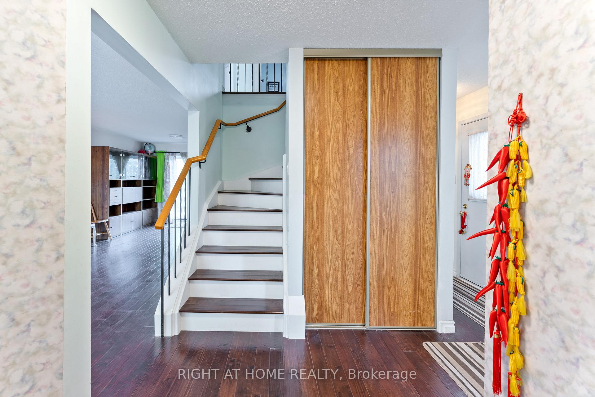 Photo 4 of 17 Gowrie Drive, Ottawa, Kanata - Glencairn/Hazeldean — HOMEH