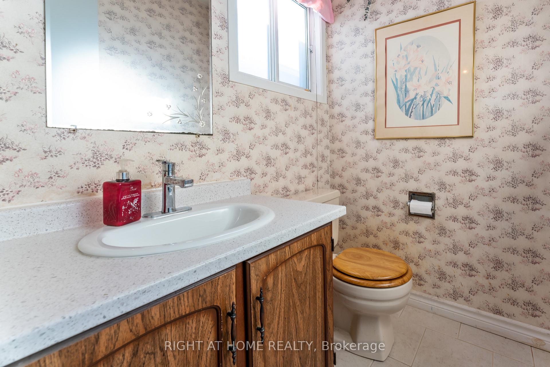 Photo 5 of 17 Gowrie Drive, Ottawa, Kanata - Glencairn/Hazeldean — HOMEH