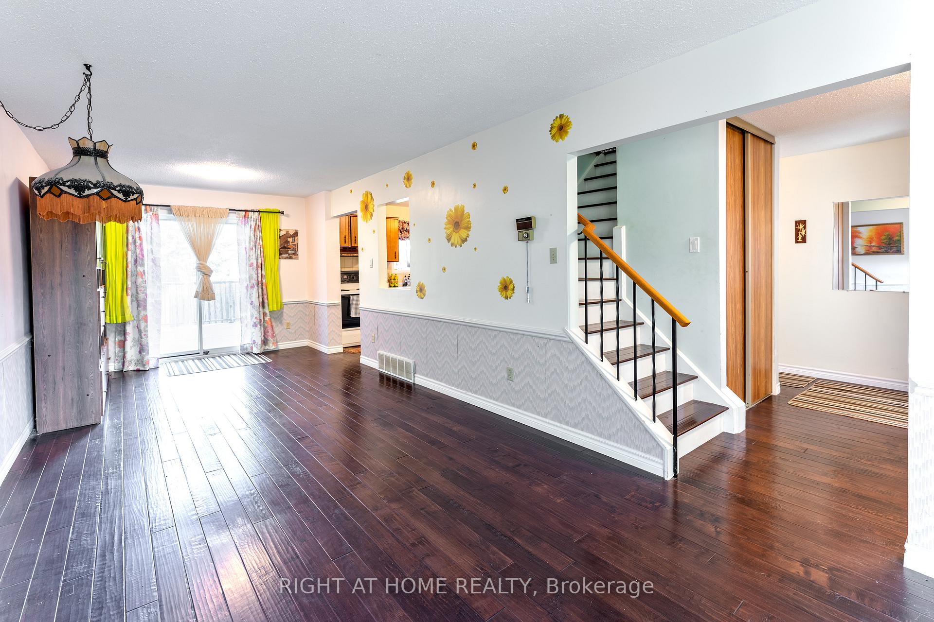 Photo 10 of 17 Gowrie Drive, Ottawa, Kanata - Glencairn/Hazeldean — HOMEH