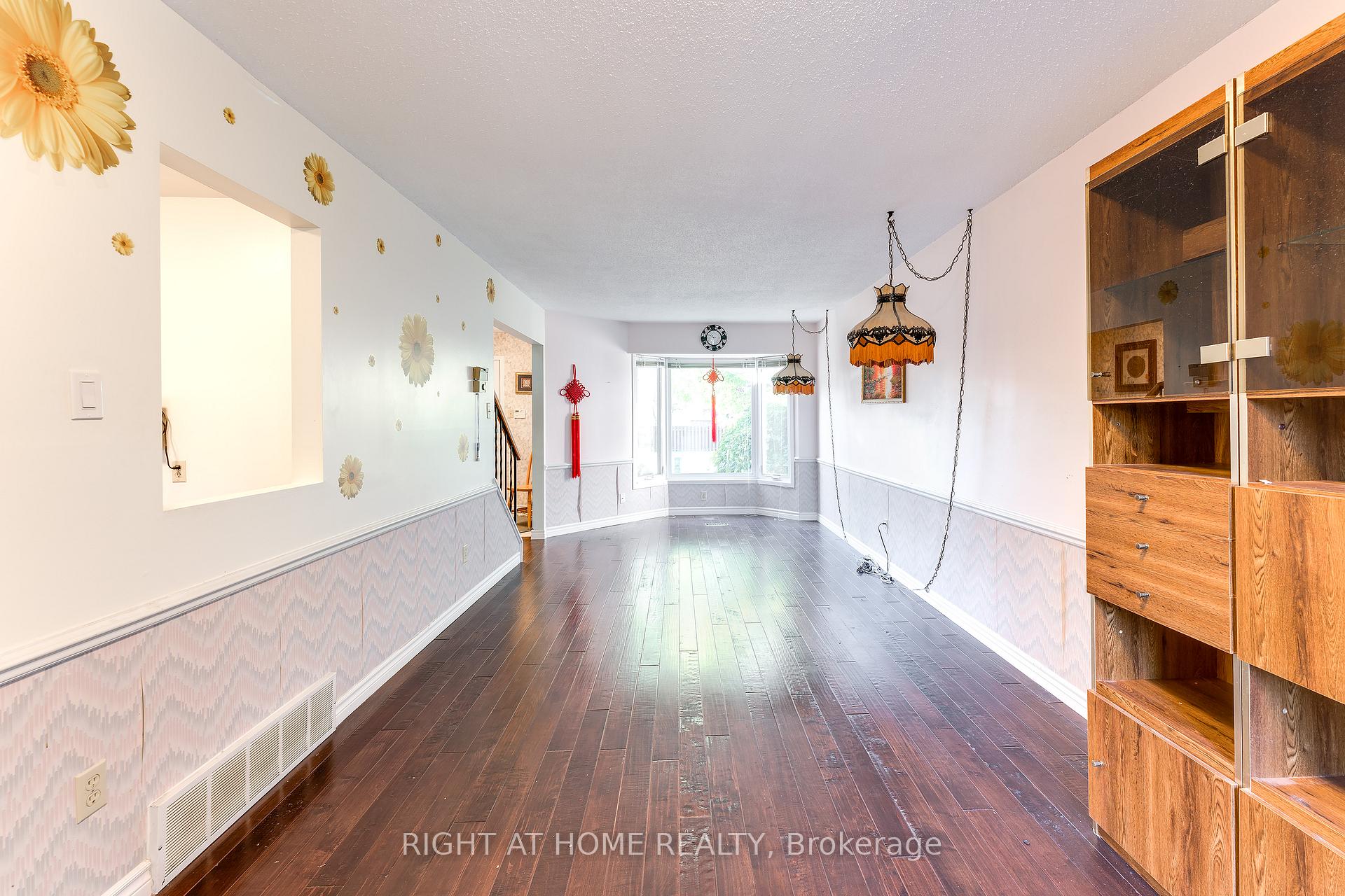 Photo 11 of 17 Gowrie Drive, Ottawa, Kanata - Glencairn/Hazeldean — HOMEH