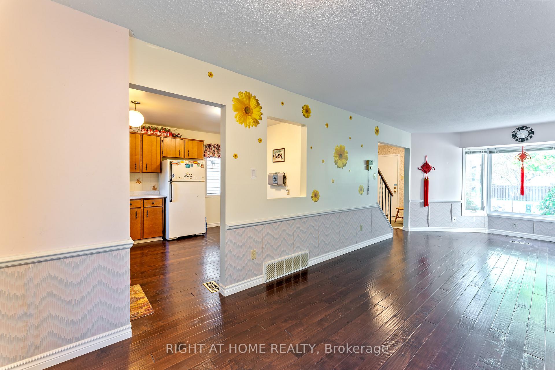 Photo 12 of 17 Gowrie Drive, Ottawa, Kanata - Glencairn/Hazeldean — HOMEH