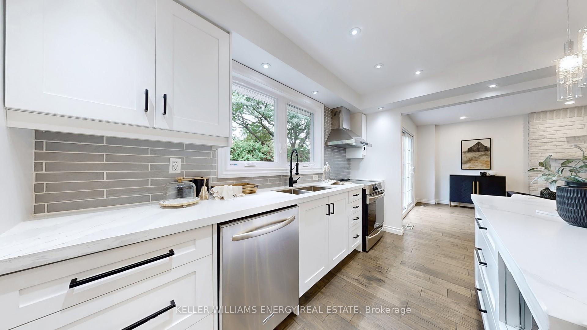 Photo 11 of 29 Fry Court, Markham, Markham Village — HOMEH