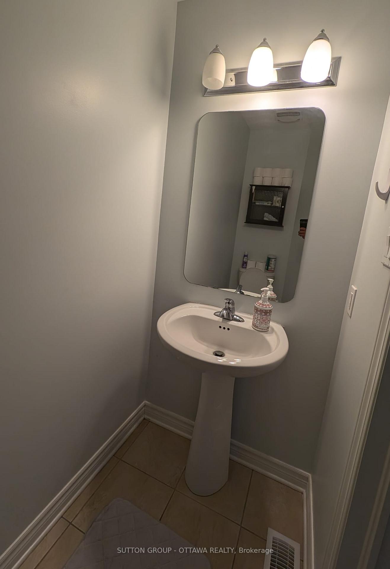 Photo 3 of 654 Moorpark Avenue, Ottawa, Kanata - Emerald Meadows/Trailwest — HOMEH