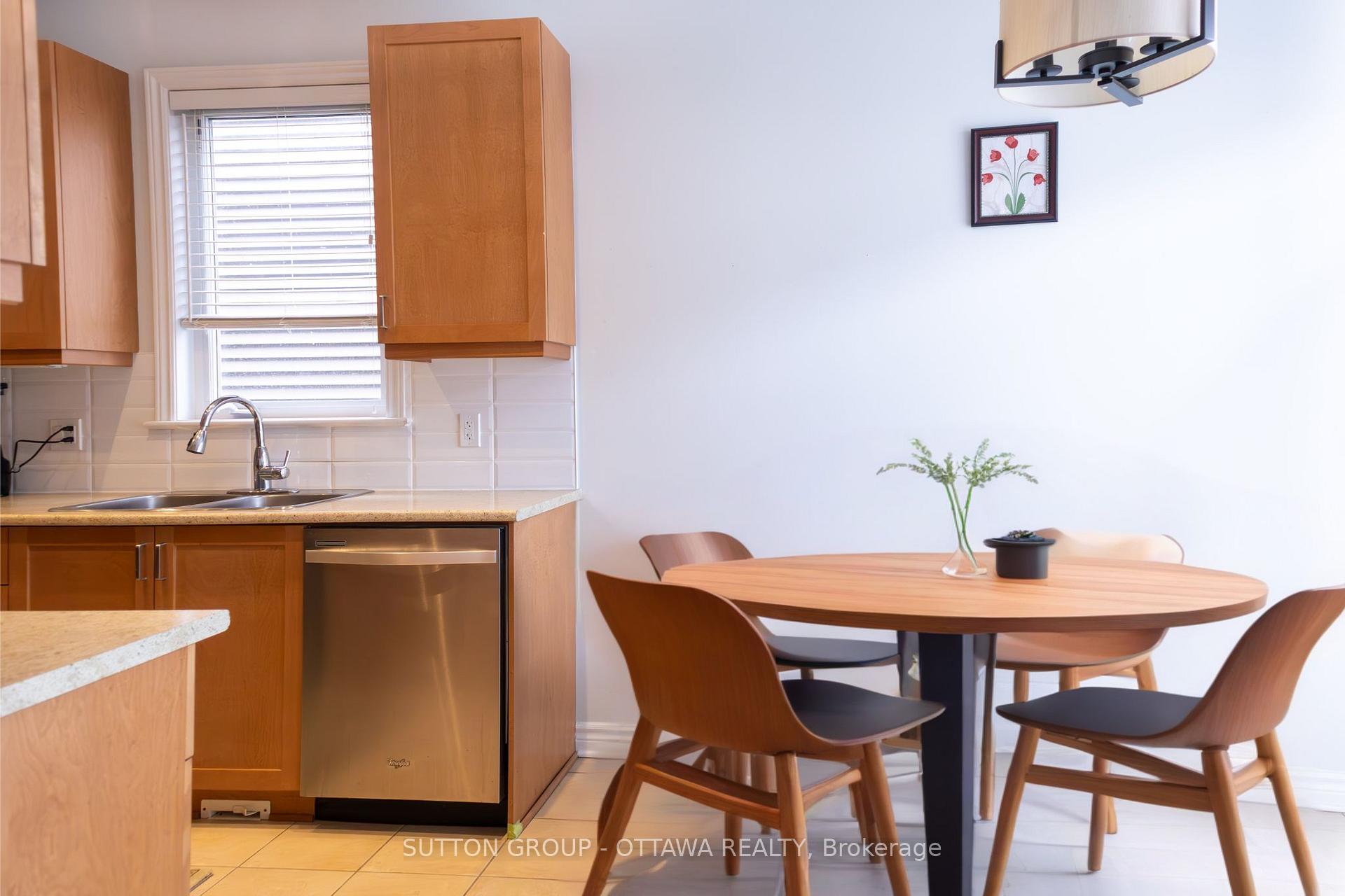 Photo 10 of 654 Moorpark Avenue, Ottawa, Kanata - Emerald Meadows/Trailwest — HOMEH