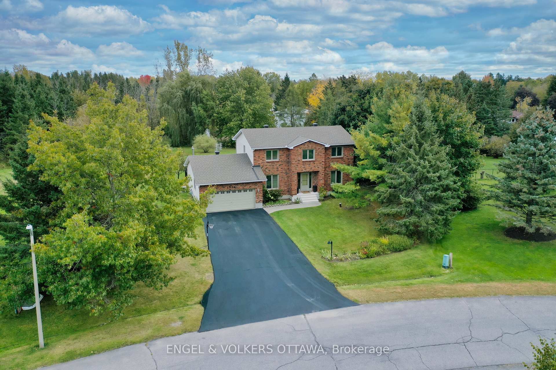 Photo 2 of 1516 Blue Rock Avenue, Ottawa, Kars — HOMEH