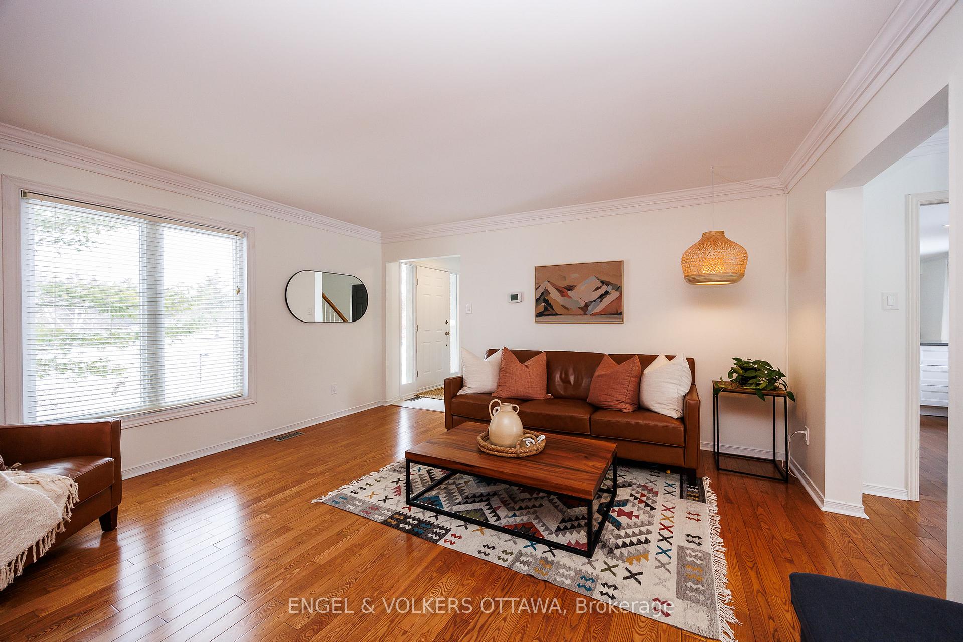 Photo 5 of 1516 Blue Rock Avenue, Ottawa, Kars — HOMEH