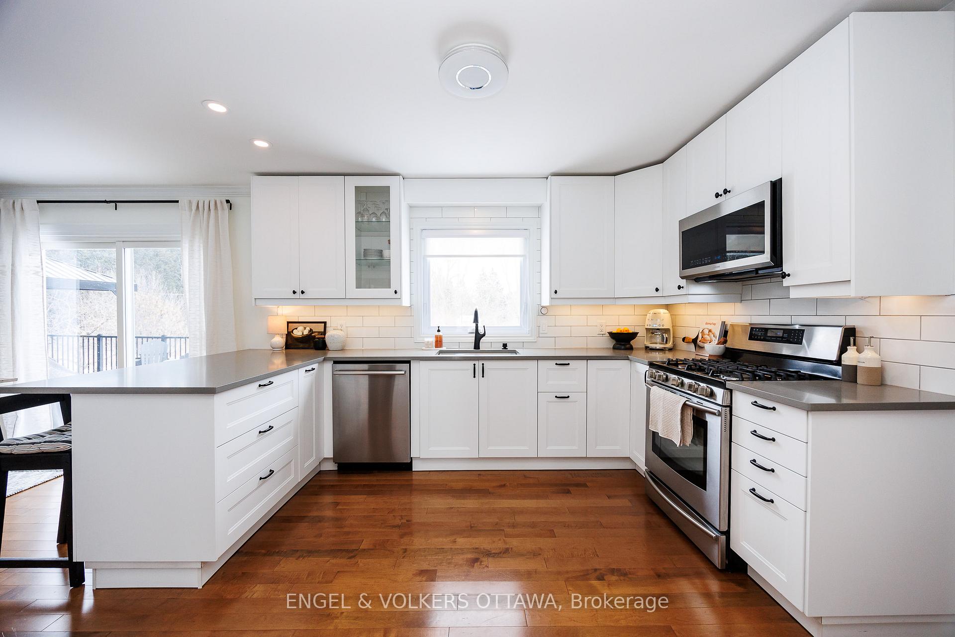 Photo 10 of 1516 Blue Rock Avenue, Ottawa, Kars — HOMEH