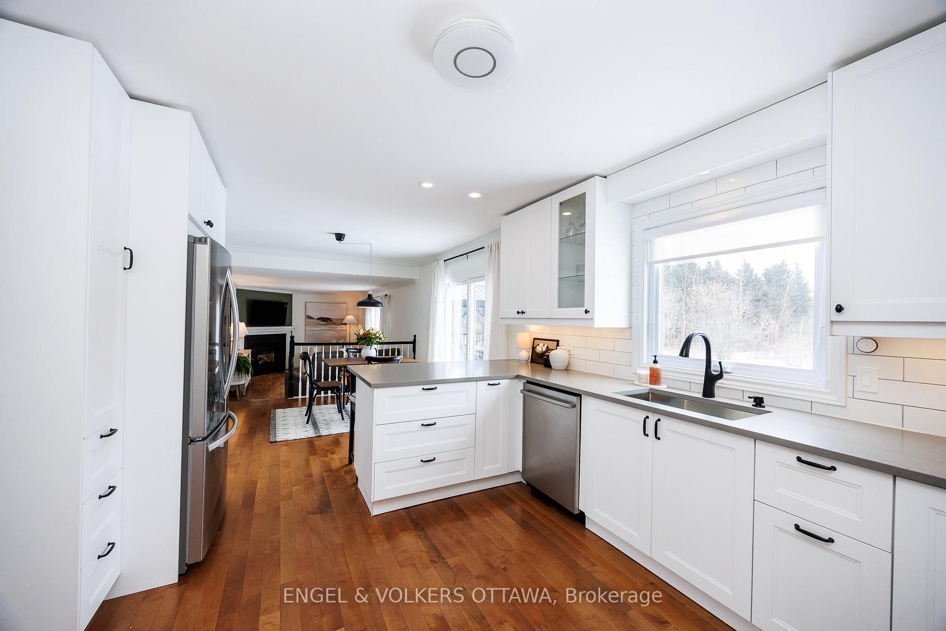 Photo 11 of 1516 Blue Rock Avenue, Ottawa, Kars — HOMEH