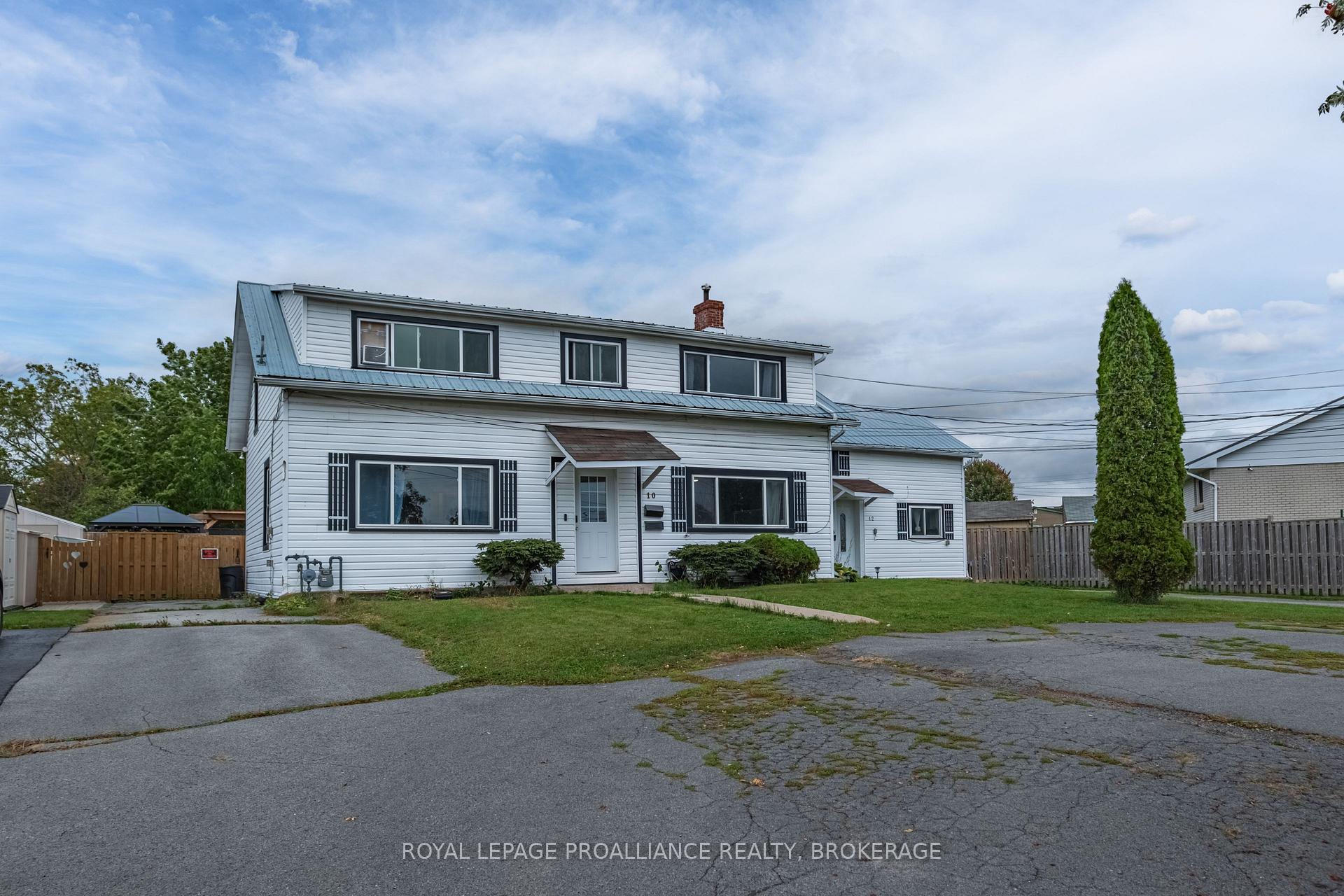 Front of 10-12 Manitou Crescent E