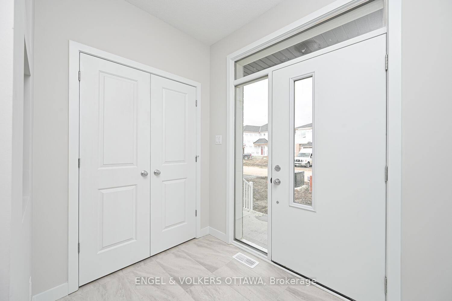 Photo 2 of 215 Condado Crescent, Ottawa, Kanata - Emerald Meadows/Trailwest — HOMEH