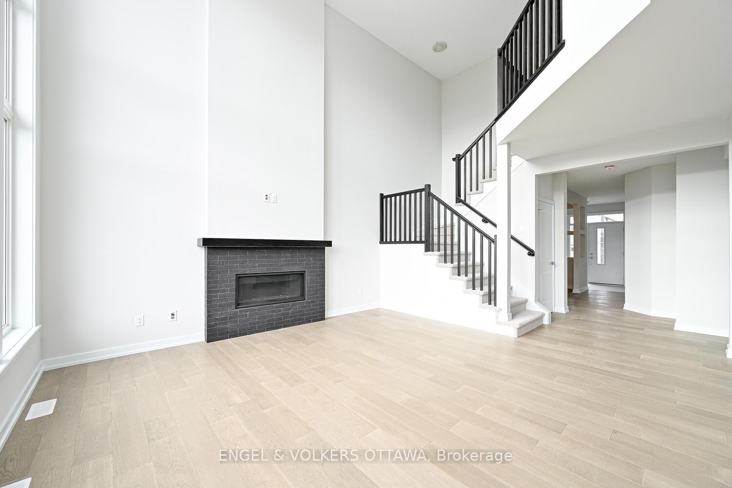 Photo 3 of 215 Condado Crescent, Ottawa, Kanata - Emerald Meadows/Trailwest — HOMEH