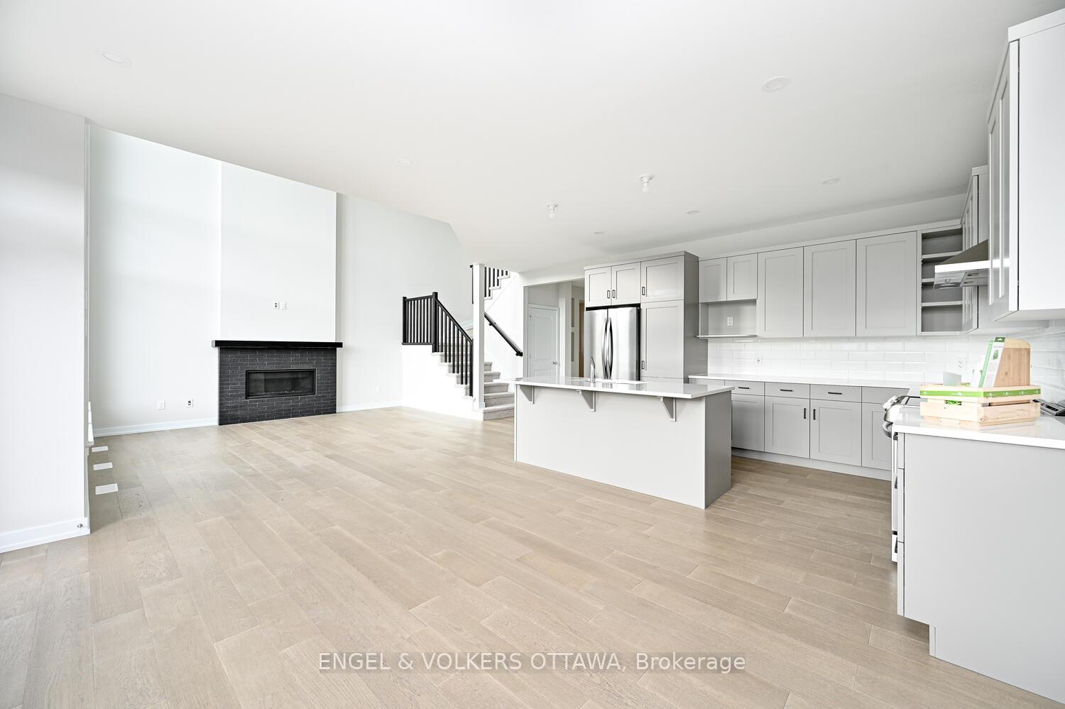 Photo 4 of 215 Condado Crescent, Ottawa, Kanata - Emerald Meadows/Trailwest — HOMEH