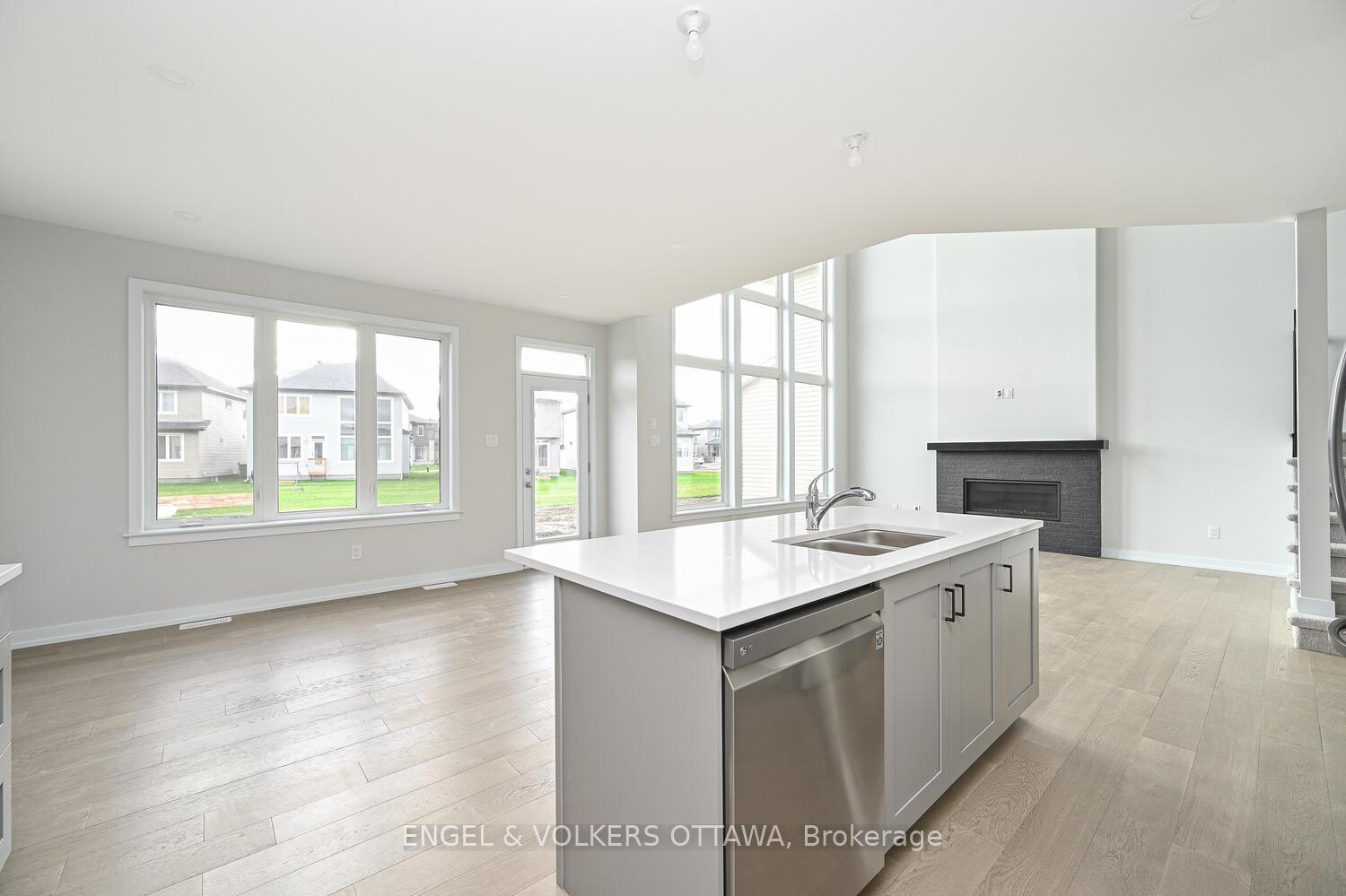 Photo 6 of 215 Condado Crescent, Ottawa, Kanata - Emerald Meadows/Trailwest — HOMEH