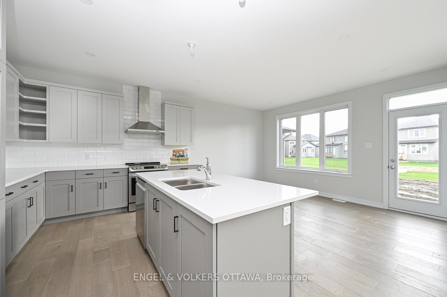 Photo 7 of 215 Condado Crescent, Ottawa, Kanata - Emerald Meadows/Trailwest — HOMEH