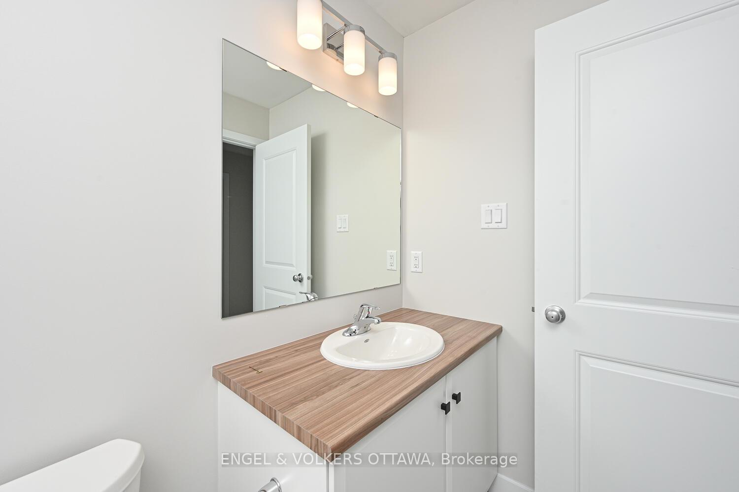 Photo 12 of 215 Condado Crescent, Ottawa, Kanata - Emerald Meadows/Trailwest — HOMEH