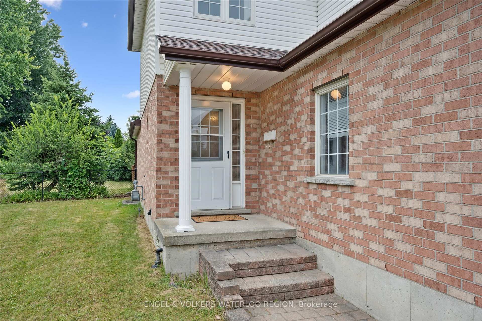 Photo 3 of 63 Gregg Court, Kitchener — HOMEH
