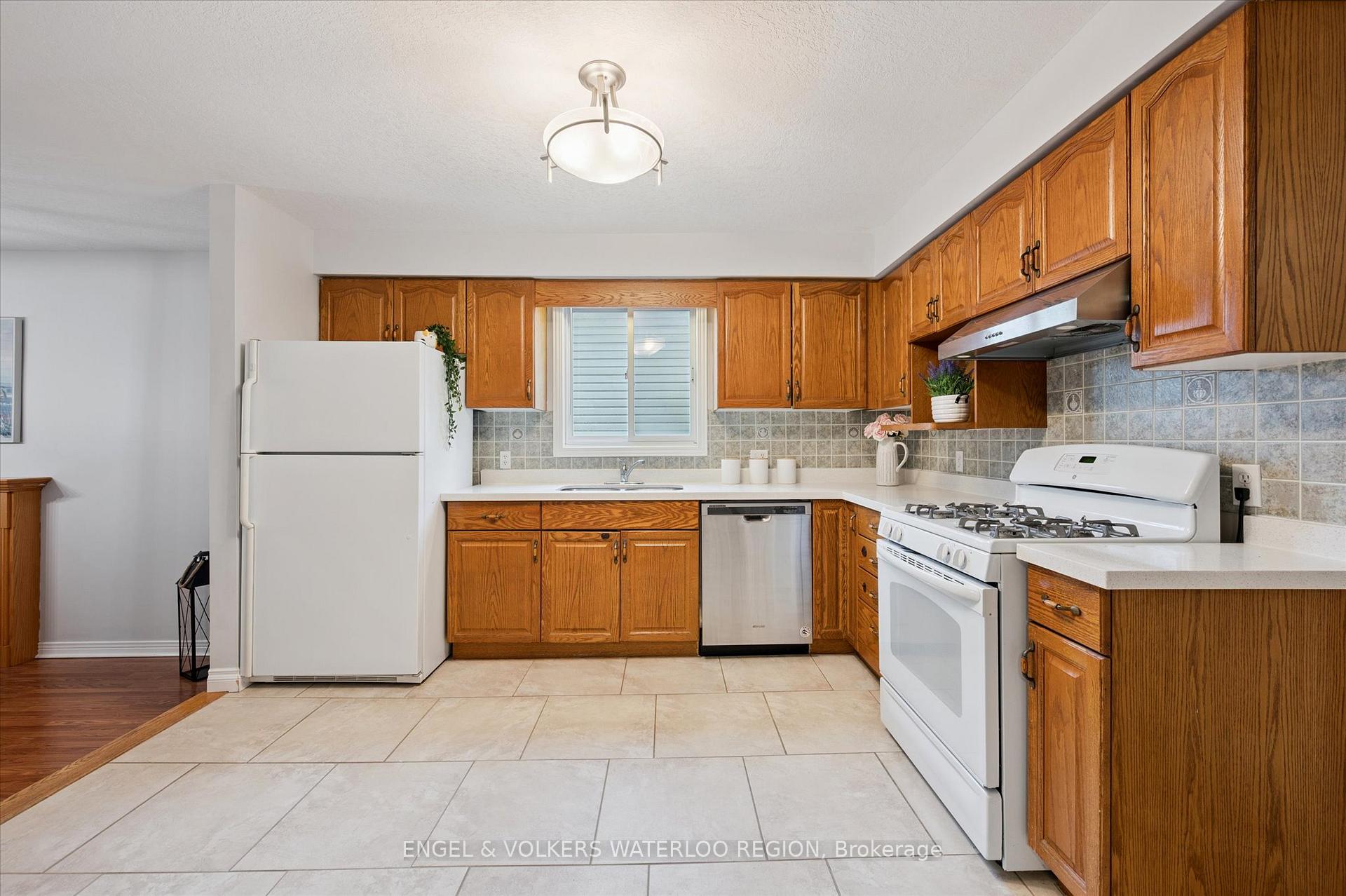 Photo 11 of 63 Gregg Court, Kitchener — HOMEH