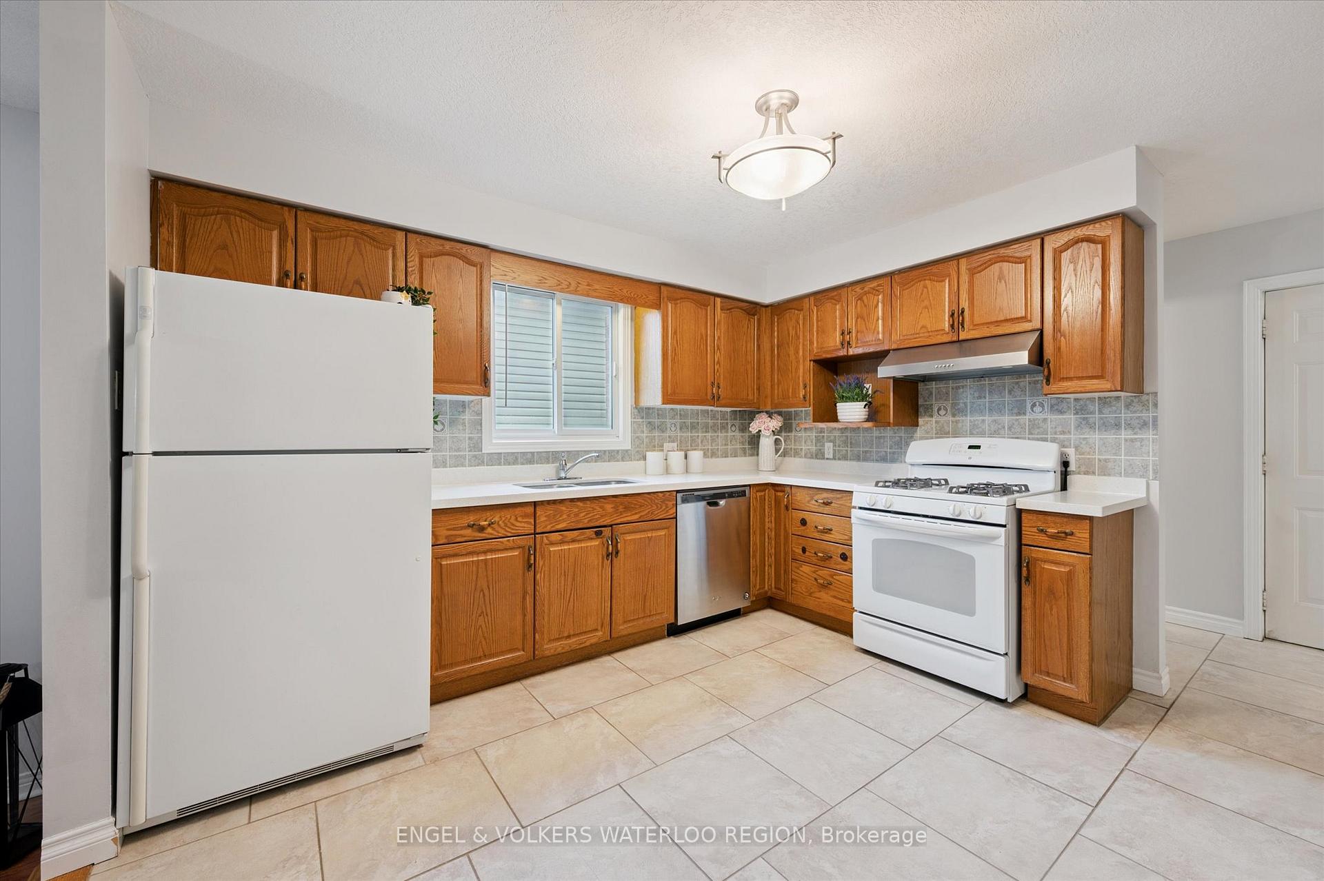 Photo 13 of 63 Gregg Court, Kitchener — HOMEH