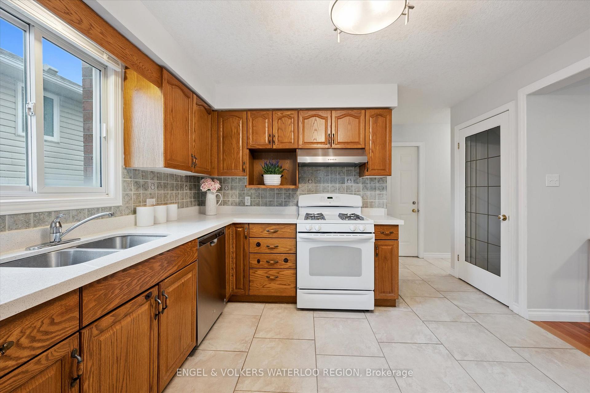 Photo 15 of 63 Gregg Court, Kitchener — HOMEH