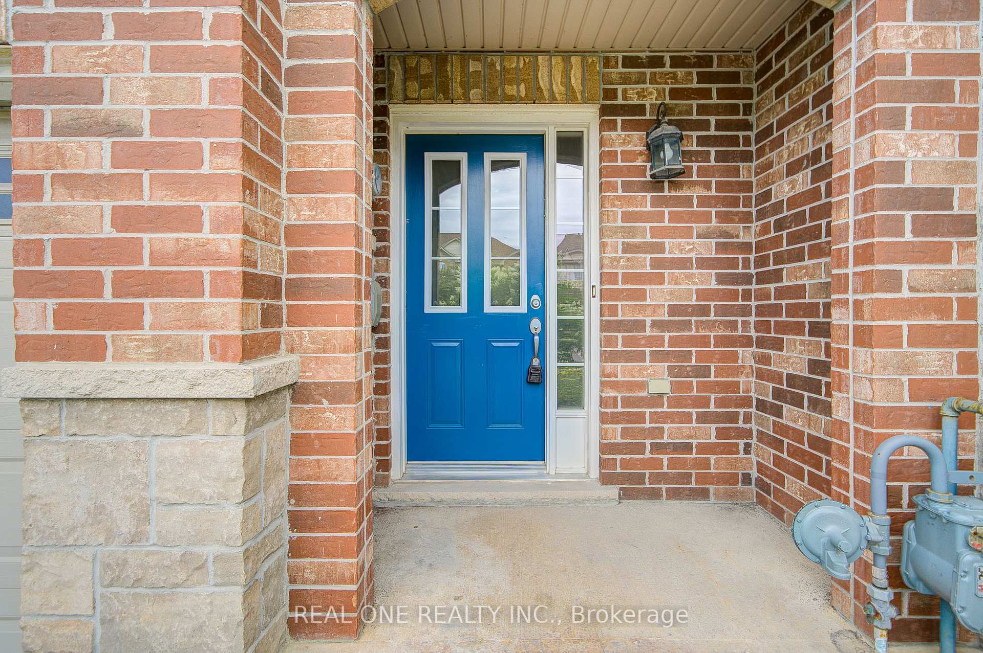 Photo 2 of 36 Palacebeach Trail, Hamilton, Lakeshore — HOMEH