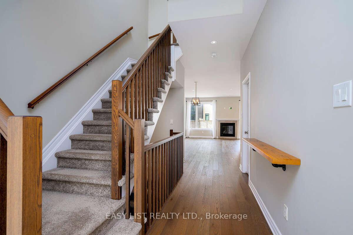 Photo 7 of 16 Plank Street, Ottawa, Kanata - Emerald Meadows/Trailwest — HOMEH