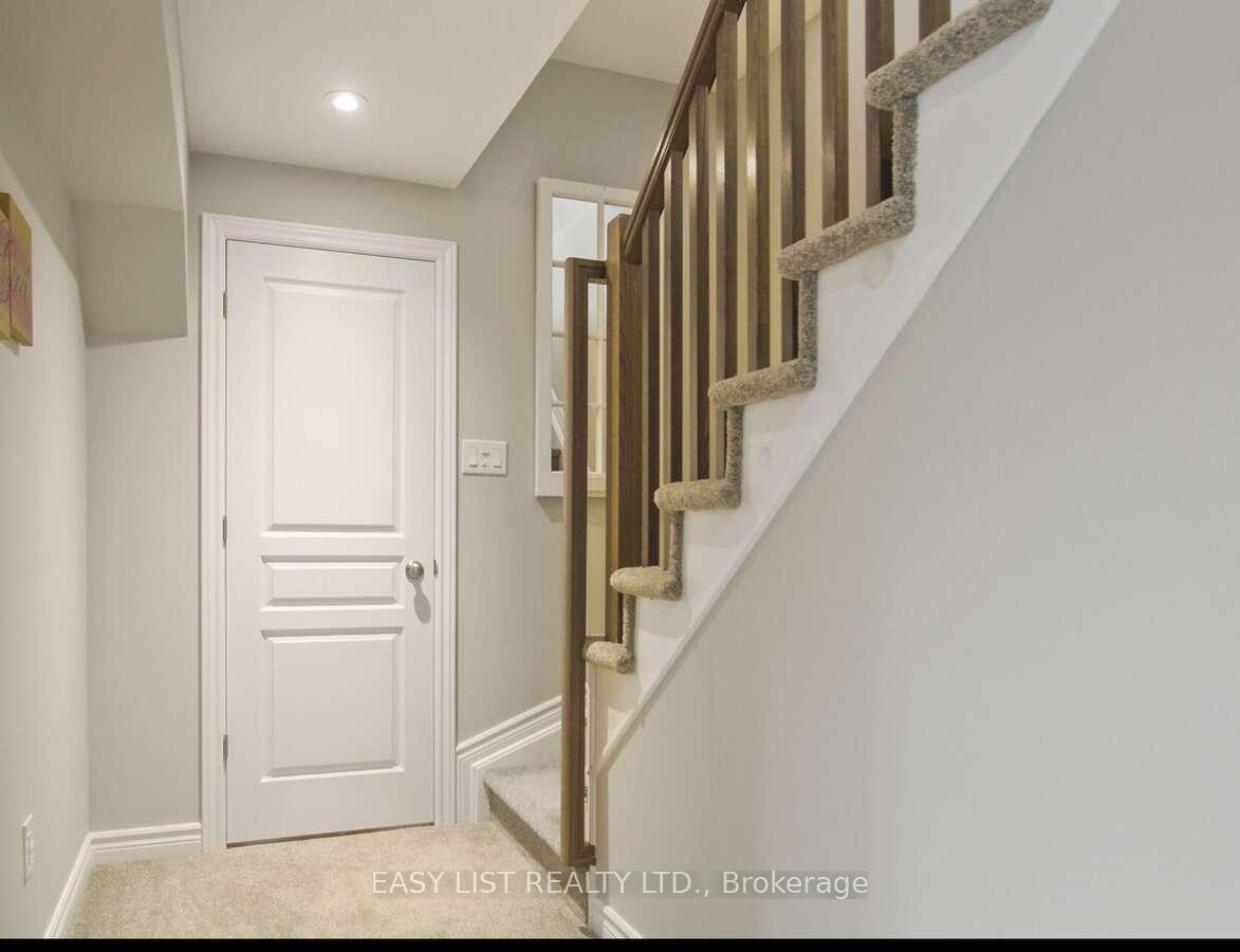 Photo 15 of 16 Plank Street, Ottawa, Kanata - Emerald Meadows/Trailwest — HOMEH