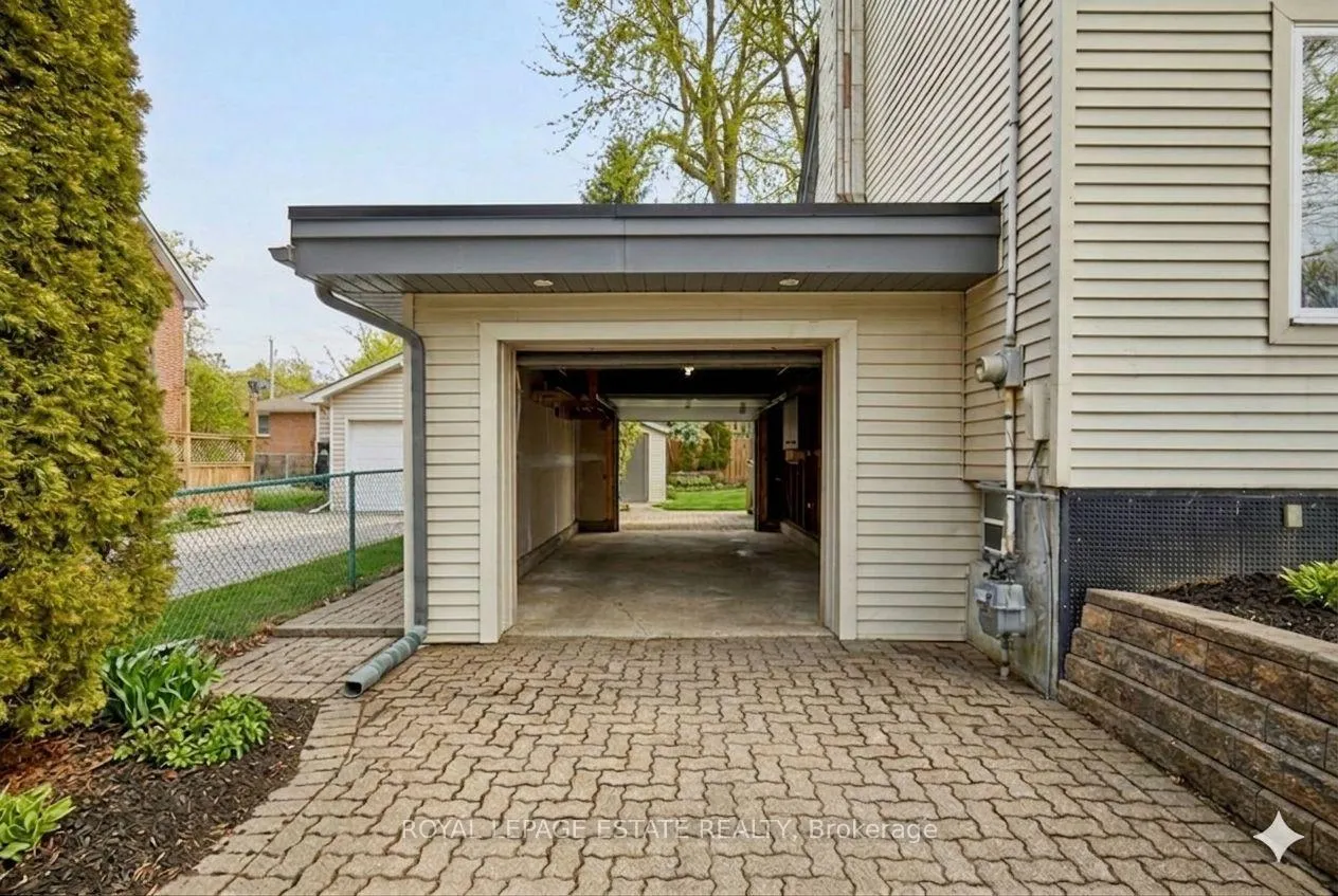 Photo 3 of 15 Squires Avenue, Toronto, O'Connor-Parkview — HOMEH