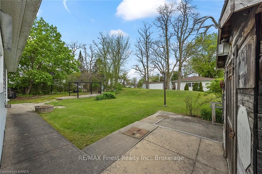 Photo 7 of 5567 Bath Road, Loyalist, Lennox and Addington - South — HOMEH