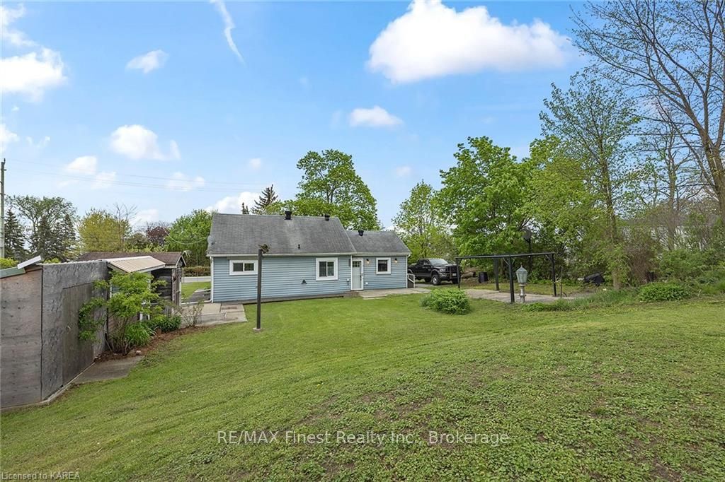Photo 11 of 5567 Bath Road, Loyalist, Lennox and Addington - South — HOMEH