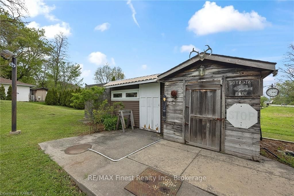 Photo 9 of 5567 Bath Road, Loyalist, Lennox and Addington - South — HOMEH
