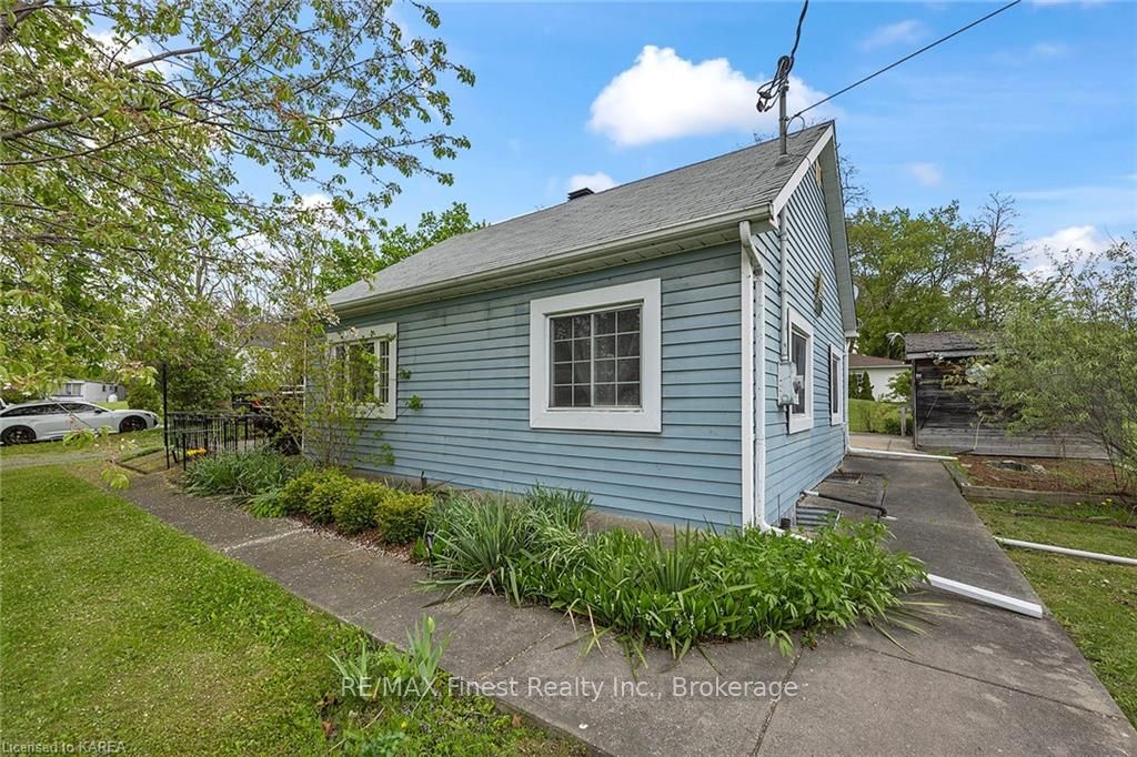 Photo 6 of 5567 Bath Road, Loyalist, Lennox and Addington - South — HOMEH