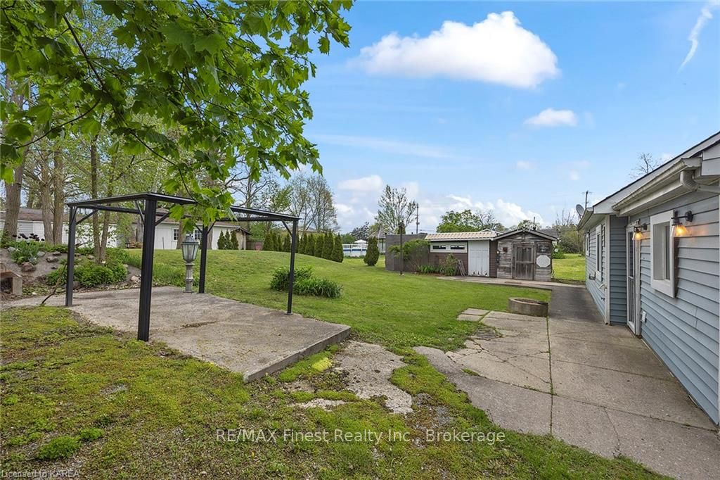 Photo 14 of 5567 Bath Road, Loyalist, Lennox and Addington - South — HOMEH