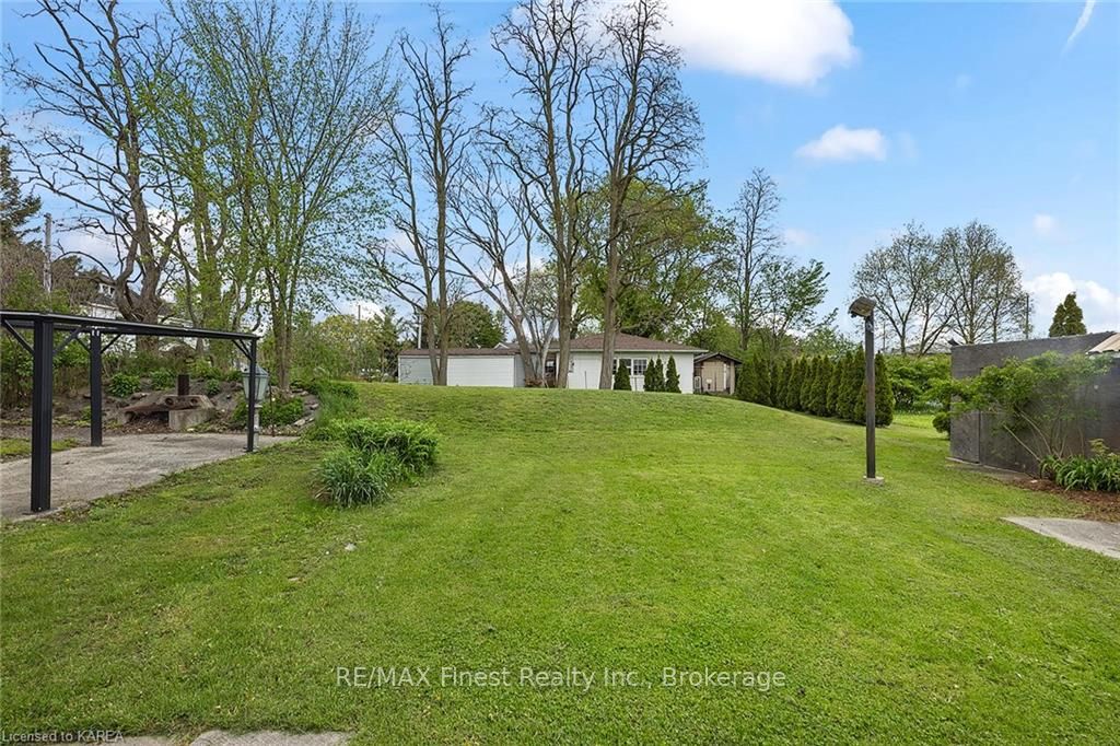Photo 8 of 5567 Bath Road, Loyalist, Lennox and Addington - South — HOMEH