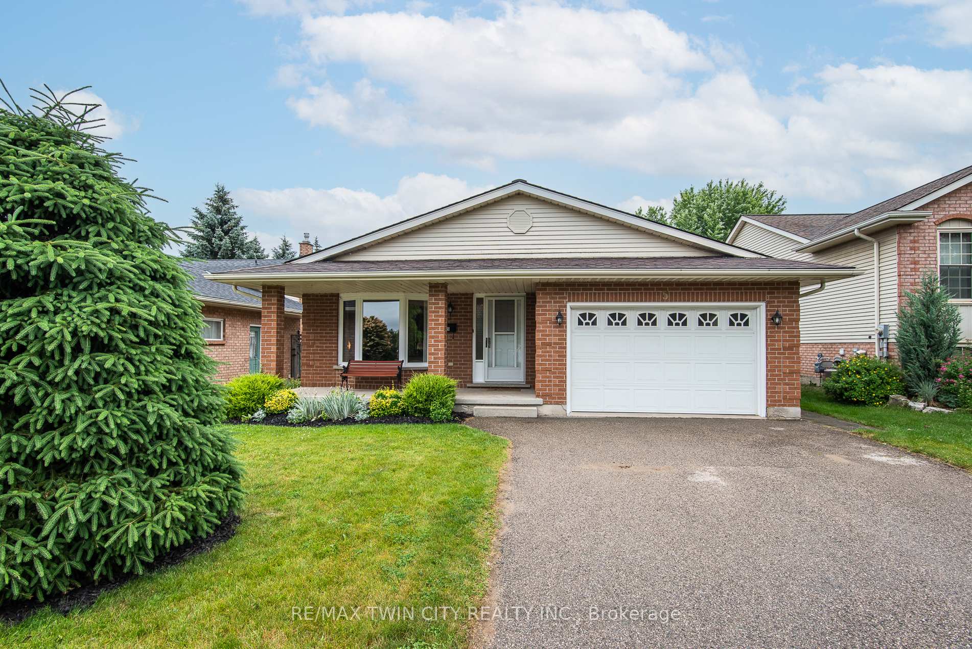 Photo 1 of 5 Westchester Drive, Kitchener — HOMEH