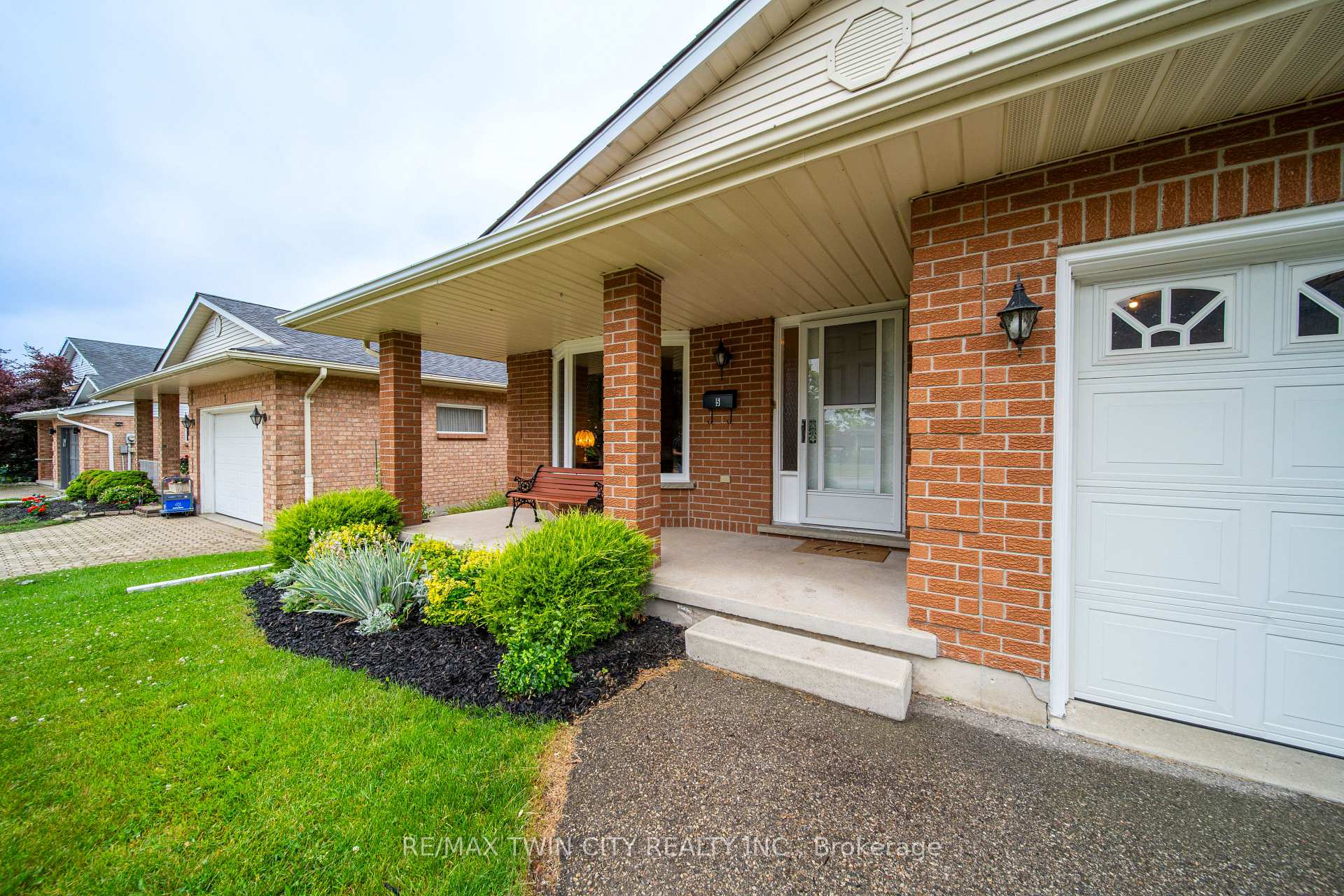 Photo 2 of 5 Westchester Drive, Kitchener — HOMEH