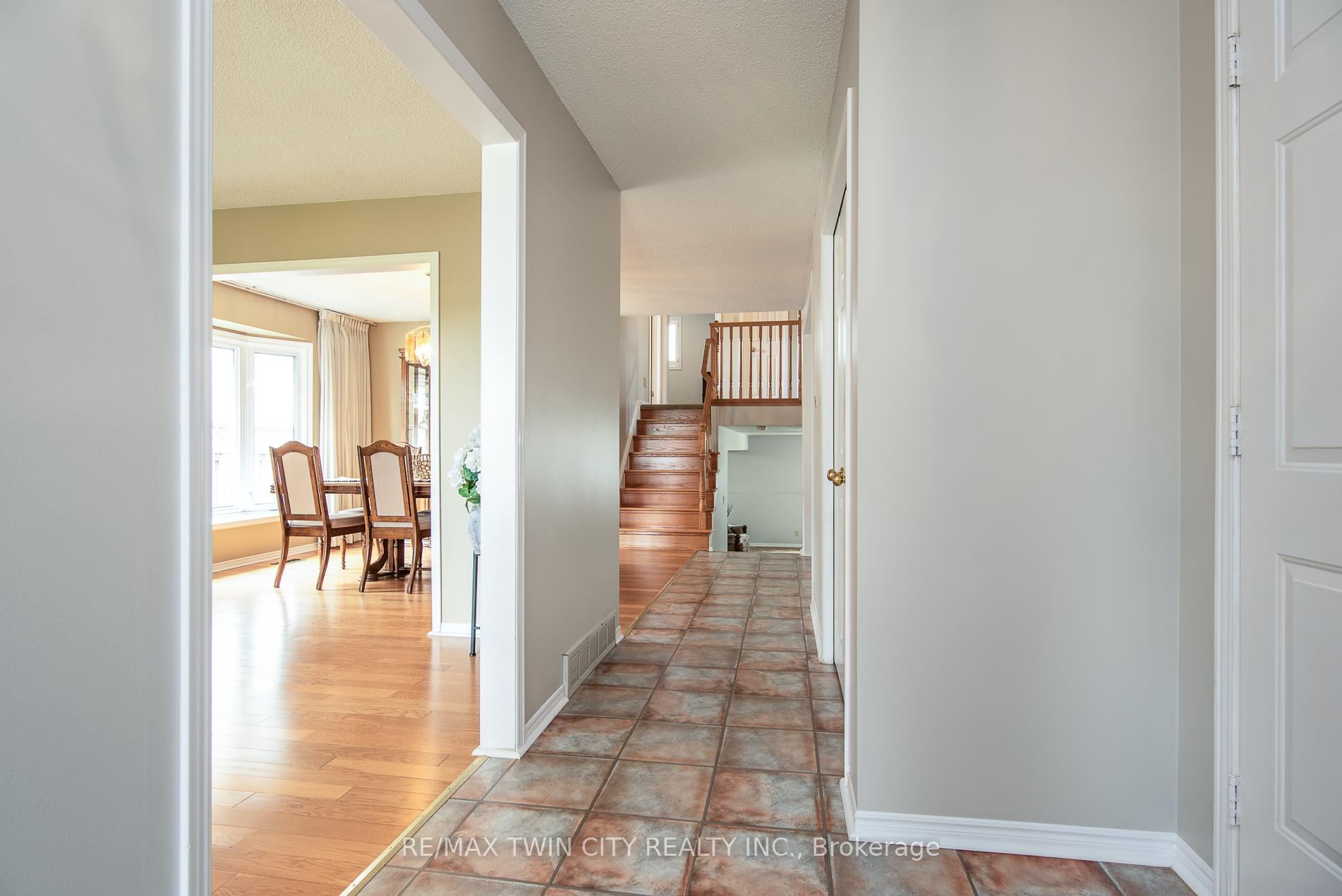 Photo 4 of 5 Westchester Drive, Kitchener — HOMEH