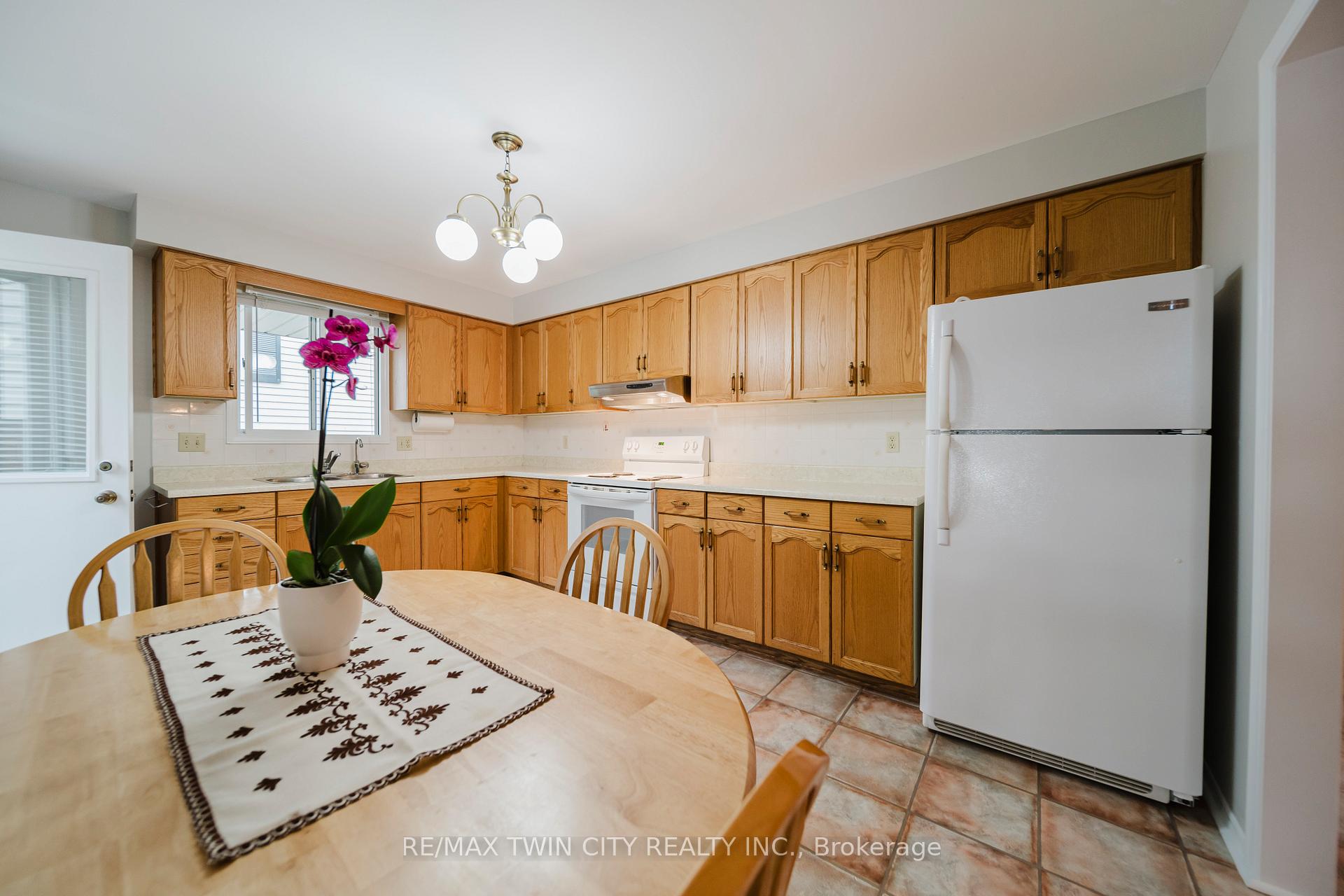 Photo 11 of 5 Westchester Drive, Kitchener — HOMEH