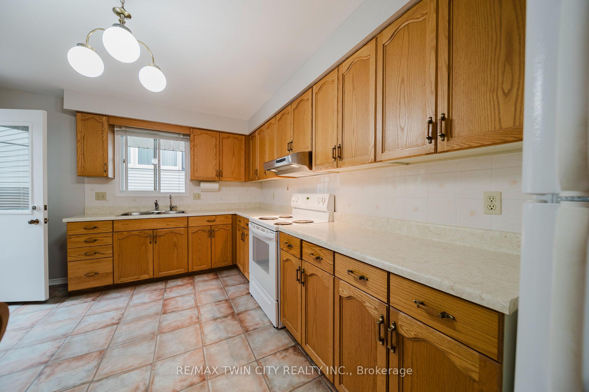 Photo 12 of 5 Westchester Drive, Kitchener — HOMEH